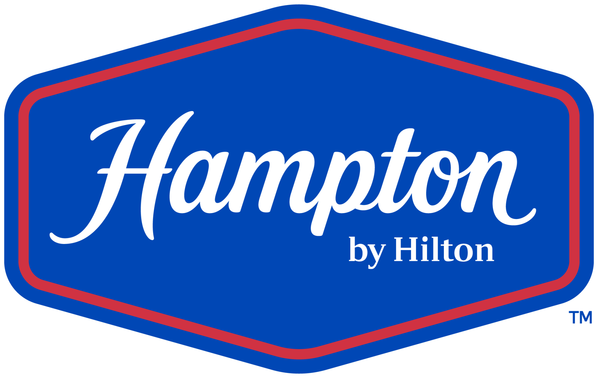 Emblemático logotipo azul con marco rojo de la marca hotelera Hampton by Hilton.