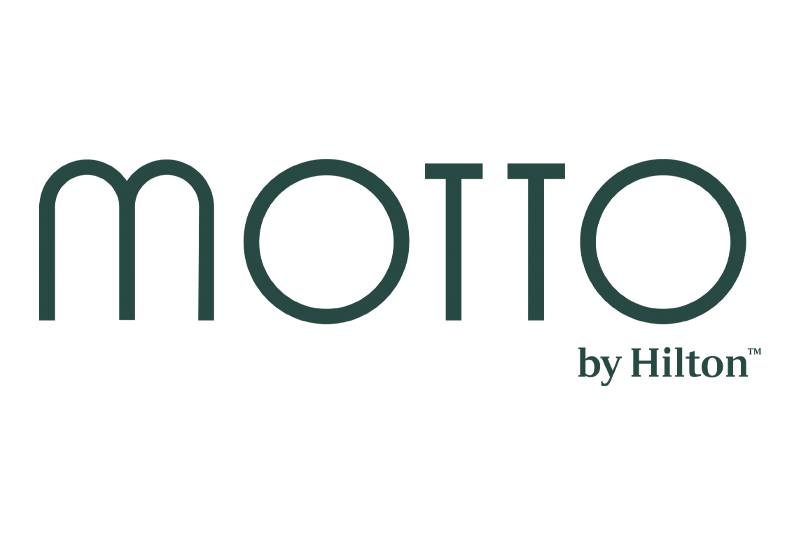 Logotipo de Motto by Hilton en tipografía minimalista color verde oscuro.